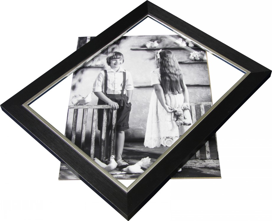 Оформление фотографии в пластиковом багете с серым паспарту и музейным стеклом